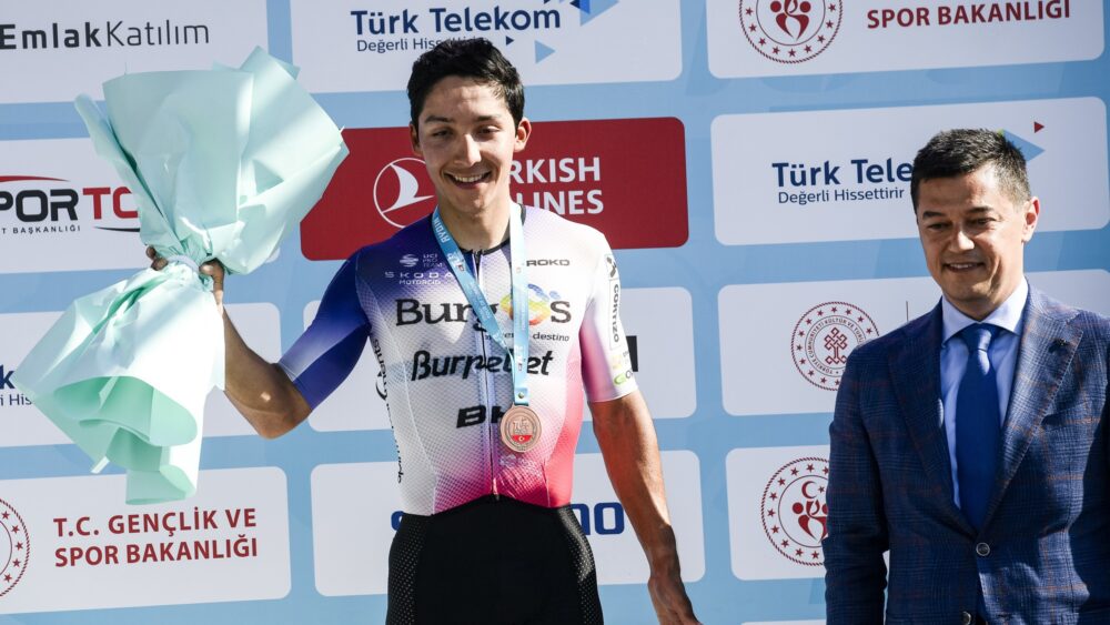 cesar-macias-sube-al-tercer-escalon-del-podio-en-el-tour-de-turquia