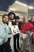 leon-xiv-recibe-a-los-integrantes-de-siloe-y-le-regalan-el-ultimo-disco-de-la-banda-vallisoletana-y-un-sombrero