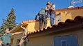 auxilian-a-un-varon-que-abandono-su-vehiculo-y-se-subio-al-tejado-de-una-casa-en-quintanilla-(valladolid)