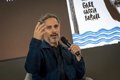 gael-garcia-bernal-presenta-‘hombre-al-agua’:-“cuando-se-hace-una-critica-sobre-la-politica,-el-humor-es-inevitable”